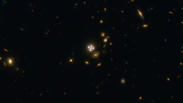 gravitationslinser Hubbles lov lysår Big Bang Big Rip kosmiske afstandsstige afstand fantomenergi kvasar hydrogengas sorte huller supernova astronomi rummet rumtid kosmos relativitetsteori Planck-måling mørk energi masseenergi vakuumenergi ekspansion