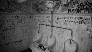 humor sort dansk toiletgraffiti tekstanalyse