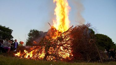 sankt hans bål flammer brænde fest tradition midsommer