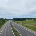 Et billede af en motorvej i Danmark set ovenfra med marker omkring.