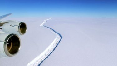 Antarktis Larsen C ishylde isbjerg kælvning isflage sprække revne klimaforandringer glaciolog suturzone NASA