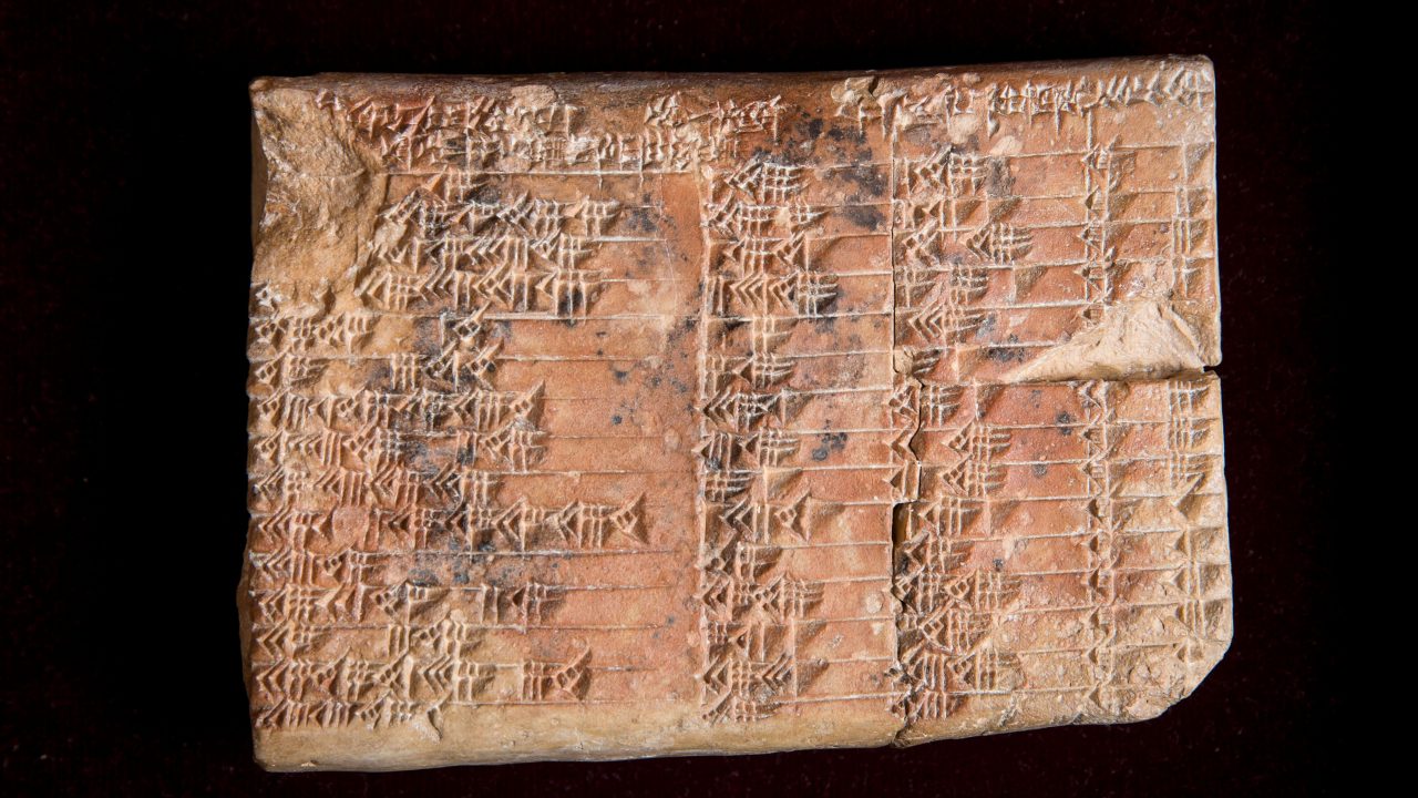 Sådan ser lertavlen Plimpton 322 ud. (Foto: UNSW/Andrew Kelly)