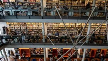 Billede af folk på biblioteket på Københavns Universitet