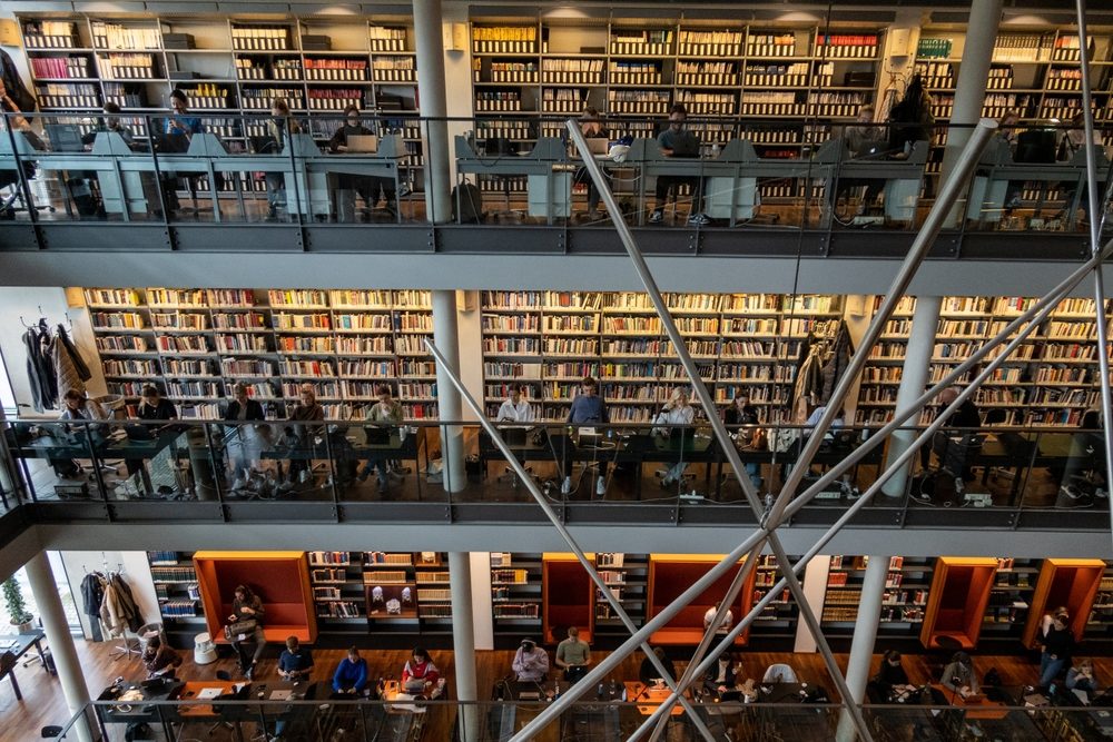 Billede af folk på biblioteket på Københavns Universitet