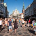 Billede af en masse mennesker på strøget i København.