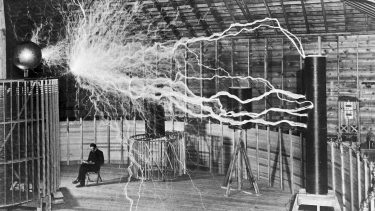Nikola Tesla med teslaspole