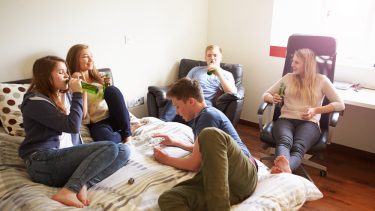 unge rekord i druk alkohol teenageren børn forældre drikke mindre