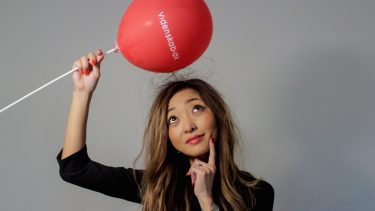 Hvorfor sidder en ballon fast på væggen gnide i håret statisk elektricitet