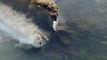 Etna vulkan udbrud varm kilde gejser geologi gasarter lava magma misforhold vand jordskorpe jordkappe gasudslip isotop signatur grundstof karbon oxygen svovl hypotese teori protoner neutroner