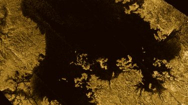 Ligeria Mare er det næststørste hav, man kender til, på Saturnmånen Titan. Havet er ikke fyldt med vand, men derimod flydende kulbrinter som ætanol og metanol. (Foto: NASA / JPL-Caltech / ASI / Cornell)