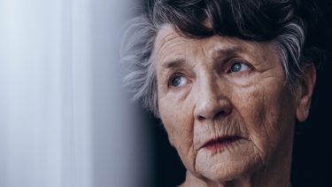 Demens sammenhæng risiko øget hovedskade hovedtrauma hjerneskade boksning idræt fald slag stød søskende kausalitet årsag studie midaldrende forvarsel alderdommen