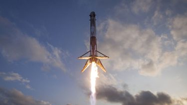 SpaceX Falcon Heavy Elon Musk Tesla sportsvogn maskulinitet budskab Humanity Star Jorden kredsløb forskellige rigdom priviligeret menneskeheden dødelighed Overview Effect objekter symboler
