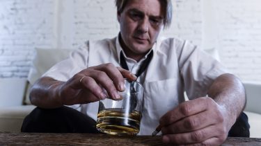 Demens sammenhæng risiko alkohol hjerneskade kausalitet årsag studie yngre tidlig tidligindsættende forbrug indtag risiko rygere diabetes depression højt blodtryk registerdata Verdensundhedsorganisationen WHO