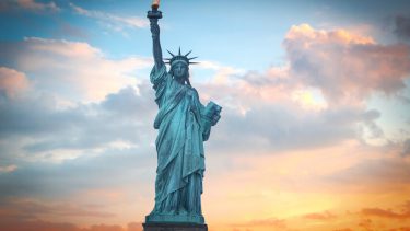 immigration begrænsning kvotesystem Donald Trump immigrationspolitik lovgivning politik 1920'erne USA sydeuropæere Rusland Storbritannien etnicitet arbejdsmarked arbejdstager konkurrerer etniske grupper Calvin Coolidge