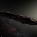 En kunstner har givet sit bud på, hvordan det cigarformede objekt 'Oumuamua ser ud. (Foto: ESO / M. Kornmesser)