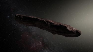 En kunstner har givet sit bud på, hvordan det cigarformede objekt 'Oumuamua ser ud. (Foto: ESO / M. Kornmesser)