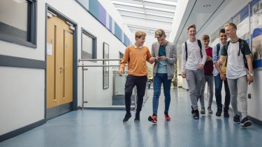 skole ungdom 9. klasse drenge piger kønsforskel læsning relationer voksne klassemiljø indsats karakterer videregående uddannelse pædagogik sociale holdningsændring skel