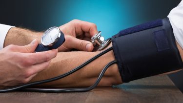 blodtryk hævelser mund svælg medicin livstruende allergisk reaktion bivirkninger sjælden personaliseret genetik mutation patienter recept ordinere fingeraftryk diabetes nyresygdomme hypertension indlæggelse antihistamin allergi respirator behandling