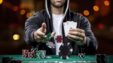 Poker spil undervisning drenge skolegang uddannelse skjul satse risikovurdering færdigheder dygtig karakter Texas Hold'em Poker ludomani spilleafhængighed undervisningsværktøjer tutorial