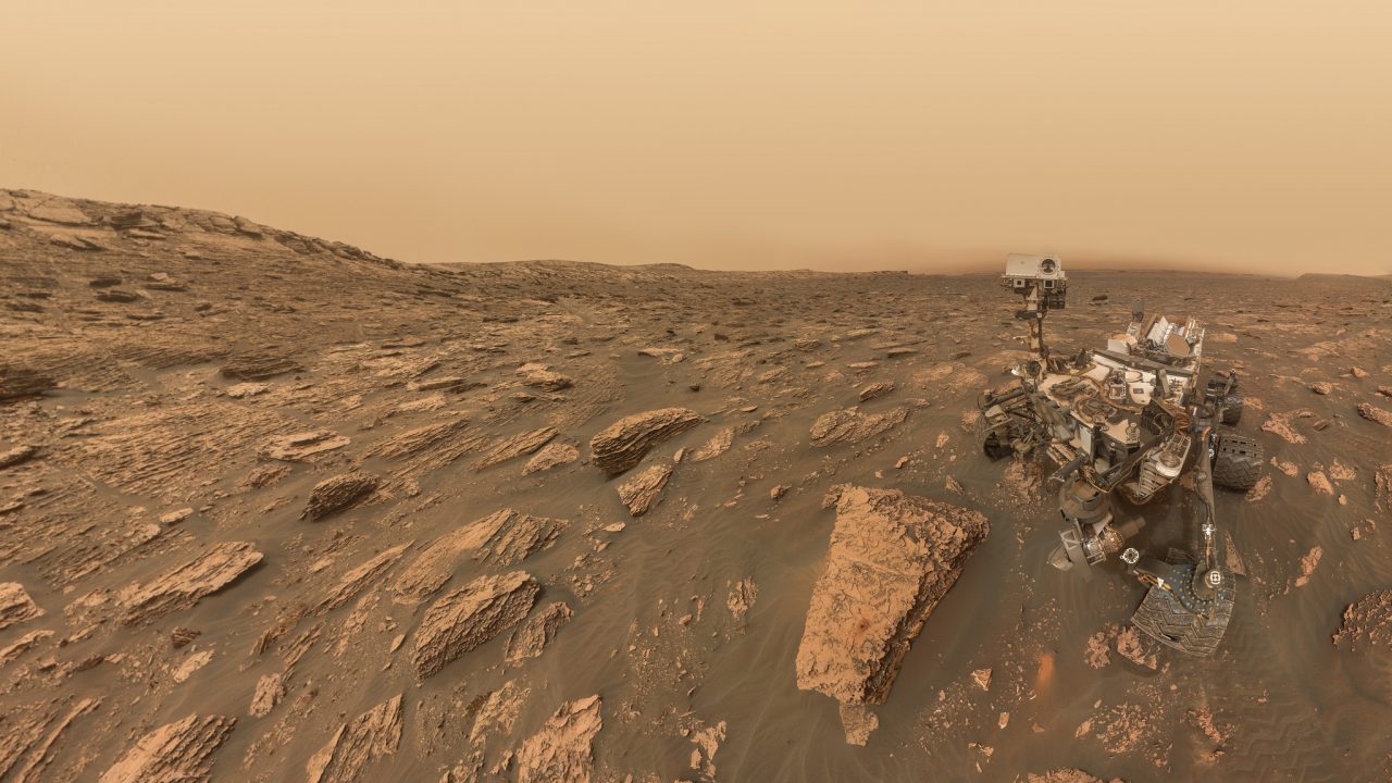 Billedet viser et borehul og en fin bunke orange Mars-sand fra en af Curiosity's seneste boringer (Foto: NASA / JPL-Caltech / MSSS / Kevin M. Gill (CC BY 2.0) )