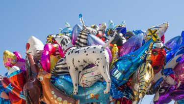 helium ædelgas ressource plastikaffald ballon solen universet Big Bang periodiske system forbud MR-scanner grundstof hydrogen atom proton elektron betastråling sten atmosfære naturgas folieballon varmluft Hindenburg neongas