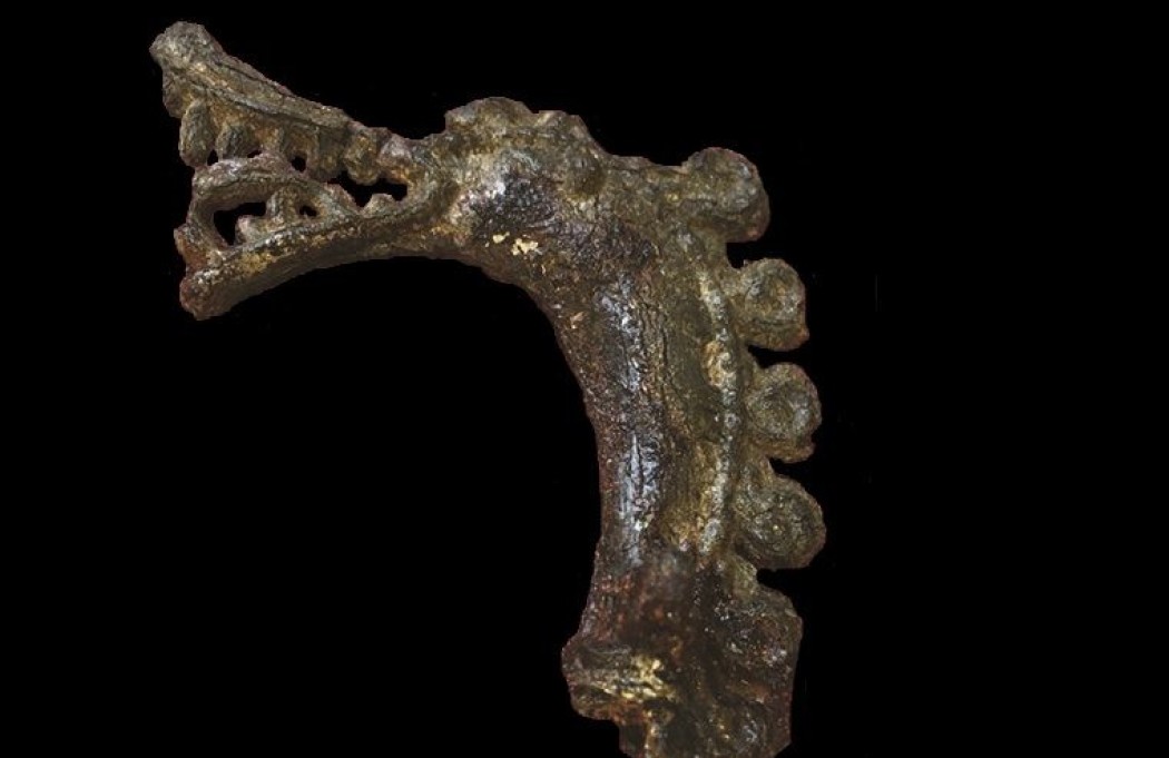 vikingetiden Sverige dragehoved fabeldyr Midgårdsormen guldsmede Birka støbeform stil drage ulv smykke kunst håndværk søuhyre