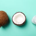 kokosolie kokosnød fedt medicinske egenskaber vægttab hjertesygdom bakteriedræbende fugtgivende ayurvedisk oil pulling hårstrå bakterier monolaurin laurinsyre myte tænder