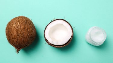 kokosolie kokosnød fedt medicinske egenskaber vægttab hjertesygdom bakteriedræbende fugtgivende ayurvedisk oil pulling hårstrå bakterier monolaurin laurinsyre myte tænder