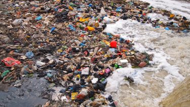 ti floder forurener mest plastik ud i verdenshavene