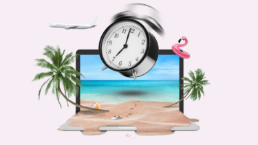 Tilbage fra ferien - laptop med sand i og foto af en dejlig sandstrand, men hvor et vækkeur ringer faretruende i forgrunden