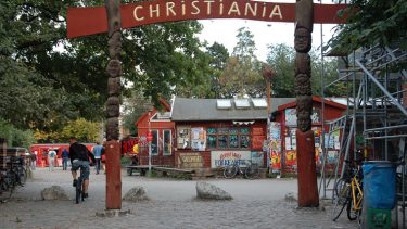 Christiania modvækst degrowth bevægelse befolkningstæthed alternativ økonomisk spekulation hamsterhjul indkomst bolig staten mainstream menneskelige relationer markedsrelationer fællesskab samhørighed social retfærdighed kloden