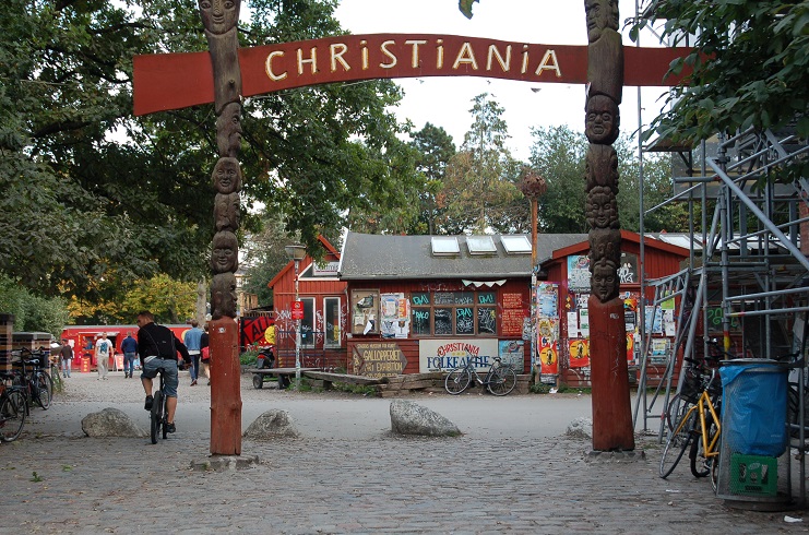 Christiania modvækst degrowth bevægelse befolkningstæthed alternativ økonomisk spekulation hamsterhjul indkomst bolig staten mainstream menneskelige relationer markedsrelationer fællesskab samhørighed social retfærdighed kloden