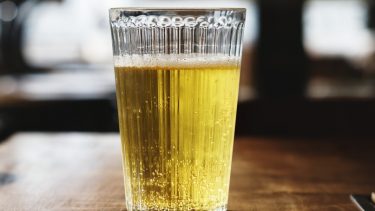 Hvorfor stiger boblerne fra samme sted i ølglasset