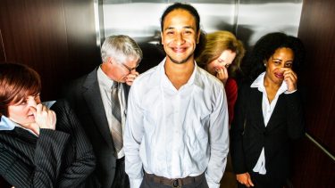 prut vind tarmluft flatulens ophobning fiber kost tyndtarm tyktarm fordøjelse fordøjelsessystem tarm gas flyvemave borborygmi mavesmerter borborygmi