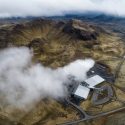 vedvarende energi lokalbefolkning indbyggere fordele ulemper omkostning klimaforandringer low-carbon-omstilling Hellisheiði-kraftværket Kárahnjúkar-dæmningen Alcoas miljøkonsekvensvurdering grønstempling Island tung industri aluminiumsudvindingsanlæg