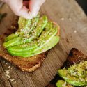 Veganer grøntsager avocado mandler biavl honningbier mandelmælk etik planteføde animalsk oprindelse dyrevelfærd moralsk balancepunkt tilstrækkelighedsdoktrinen sufficientarianisme