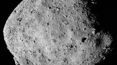 Bennu OSIRIS-REx asteroide NASAmission rumsonde prøvetagning kredsløb Jorden radar ujævn stenet overflade diameter