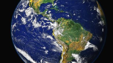 BIg History oprindelseshistorie menneskeheden fremtiden planet koden kolon livet stjerner grundstoffer alting sammenhæng emergens viden oplysningstiden videnskabsbaseret discipliner inddeling religioner Big Bang atmosfære oceaner historie erfaringer sprog