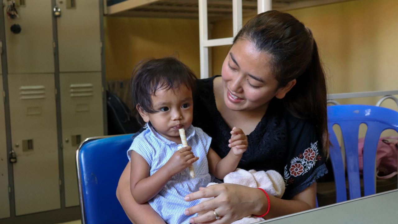 Den fingertykke sprøde vaffel med fiskefyld er udviklet til at behandle underernærede børn i Cambodia. Her smager en ikke-underernæret cambodiansk pige på vaflen. (Foto: UNICEF Cambodia)