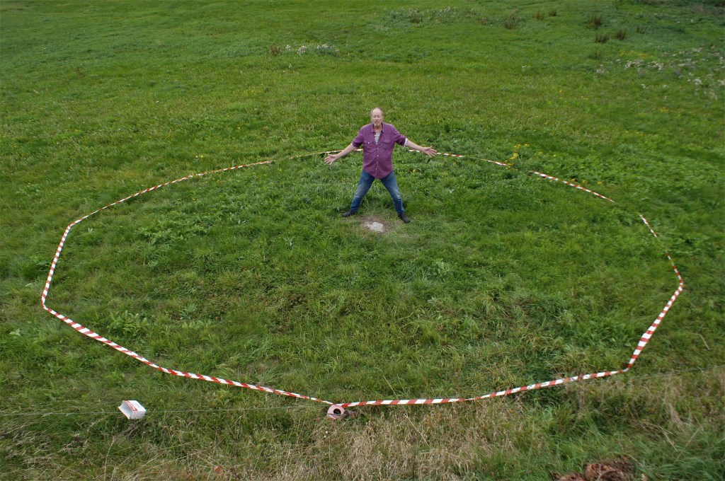 Omridset af den begravede sten er en del større, end hvad man umiddelbart kan se med det blotte øje. (Foto:GEUS)