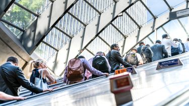 Trafik fodgængere metro rulletrappe overbelastning myldretid byplanlægger offentlig transport psykologi befærdet pladsmangel