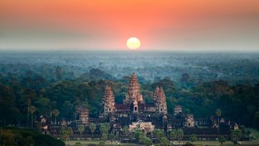 Angkor Wat Cambodia historie arkæologi udgravning Khmerriget thairiget Ayutthaya civilisation voldgrav forhøjning tempel sankrit inskriptioner LiDAR-kortlægning