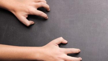 Gåsehud bestemte lyde tavle negle bestik tallerken
