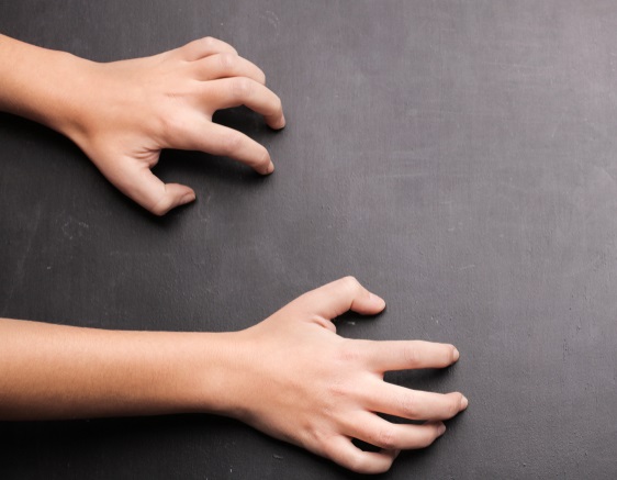 Gåsehud bestemte lyde tavle negle bestik tallerken
