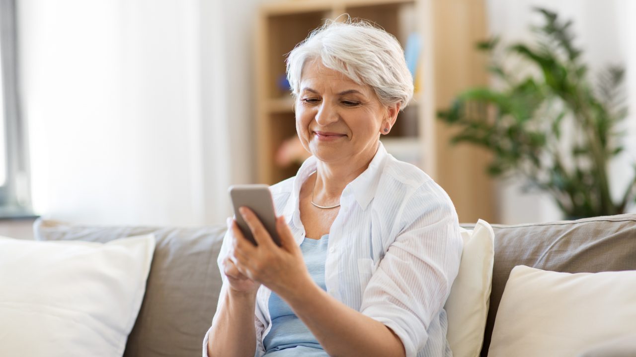 kvinde smartphone fællesskaber online