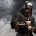 Vikinger kønsroller kønsfordeling perspektiv våben smykker gravgods Eddadigtene gravgods gravfund  Kaupang-gravene Vestfold Gokstadskibet fortolkning samtid 