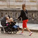 Mor går tur med sine børn i barnevogn på bro ved Christiansborg i København
