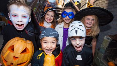 Hvorfor fejrer vi Halloween græskar udklædning slik 31. oktober historie