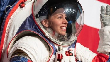 nasa afslører nye rumdragter artemis missionerne