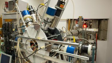 fysik beryllium henfald femte naturkraft